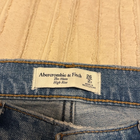 A&F Mom High Rise - Picture 2 of 2